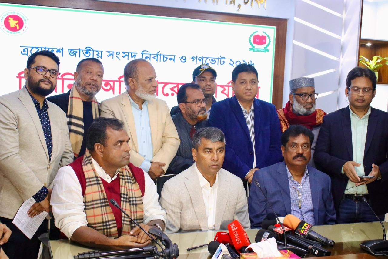 ঢাকা-১৮ আসনে বিএনপি মনোনীত প্রার্থী এস এম জাহাঙ্গীর হোসেন মনোনয়নপত্র দাখিল করেছেন